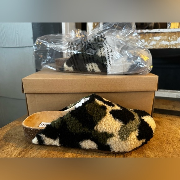 Steve Madden Vesa Camouflage Slip-On Mules | Size 8 | NIB - Picture 3 of 5